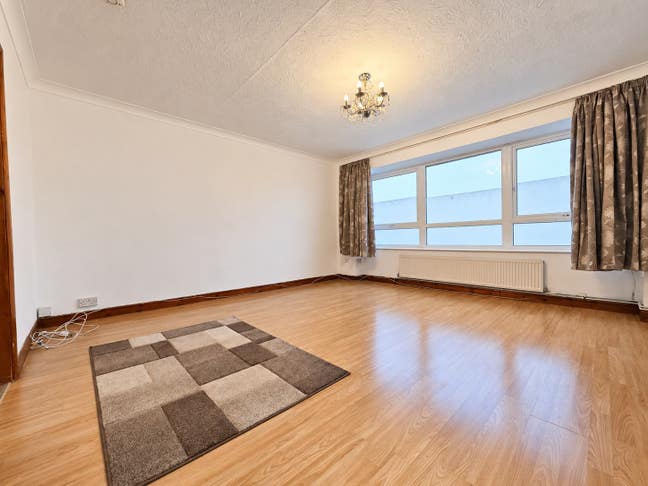 2 bedroom, 1 bathroom, close to Newbury park Main Photo