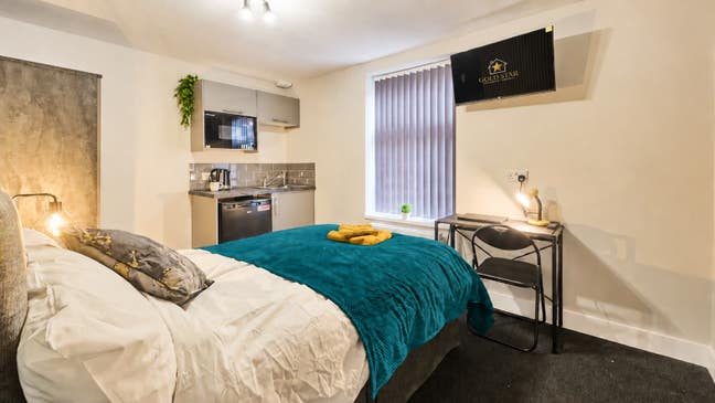Studio Room - Great Location Nr Hospital & A500 Main Photo