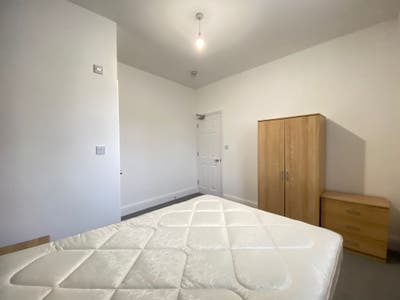 Double with shower, Edwin St, Gravesend, bills inc Main Photo