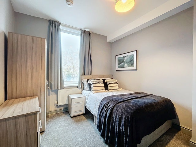 Modern Ensuite Room - Cope St. Main Photo