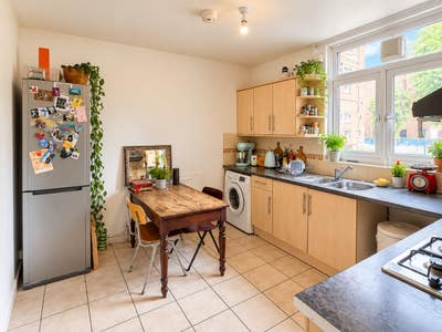 Three Double Bedroom Flat Located in Homerton E9 Main Photo