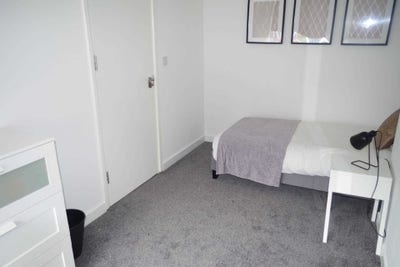 Room in house share, Edge Lane, Oldham Main Photo