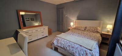 Large Double Room - 10 min walk to town  Main Photo