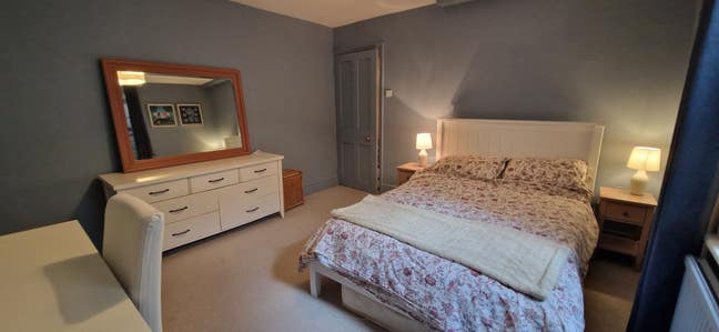 Large Double Room - 10 min walk to town  Main Photo