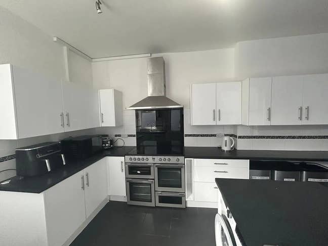 Looking for flatmate in friendly Uplands house!  Main Photo