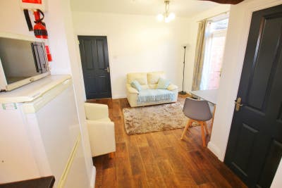 📍 Well-Located 1-Bedroom Flat 💡 Bills Included  Main Photo