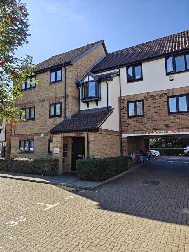 Superb location 2 Bed Apartment + Parking Main Photo