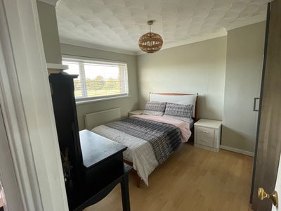 Lovely, light and airy room facing a school field  Main Photo