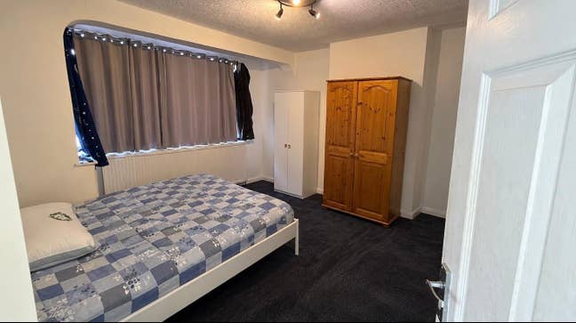 Double Room in CR4 3JP Main Photo