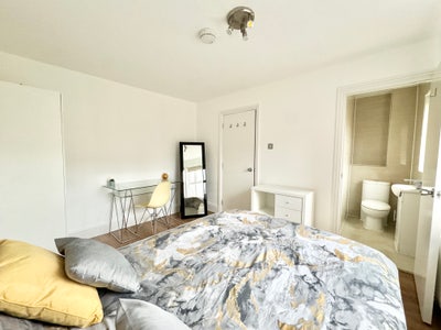 Modern Single & Double Ensuite Rooms – SE8 Main Photo