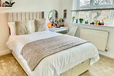 A double bedroom in a big house Main Photo