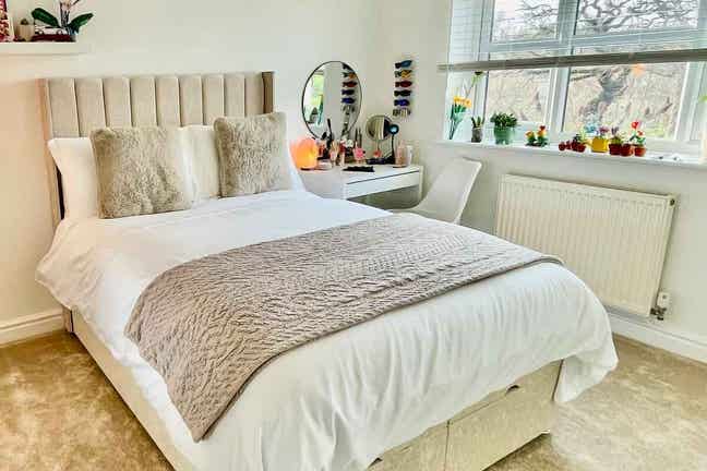 A double bedroom in a big house Main Photo