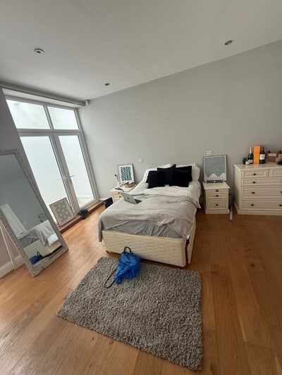 Massive furnished bedroom with en-suite Main Photo