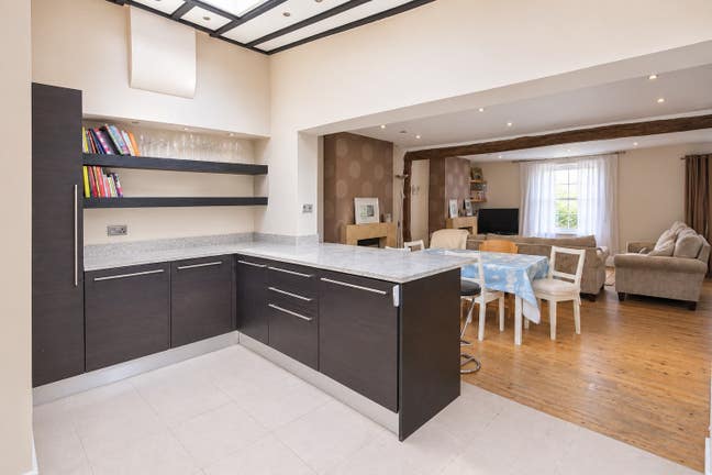 Amazing 2 bed in N20 Main Photo