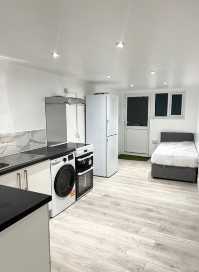 Two studios available (kitchen & ensuite bedroom Main Photo