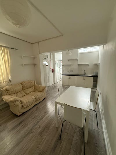 Bright, Modern Self-Contained Studio Flat in Hendo Main Photo