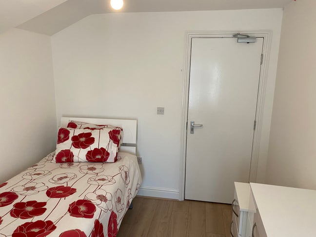 Room 3, Flat 1, 33 Mill Road Main Photo