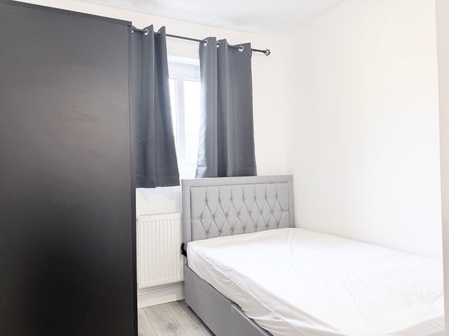 New En-Suite Double Room with Kitchenette - SO15 Main Photo