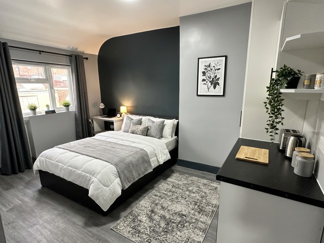 Great Ensuite near Tilehurst Station! Main Photo