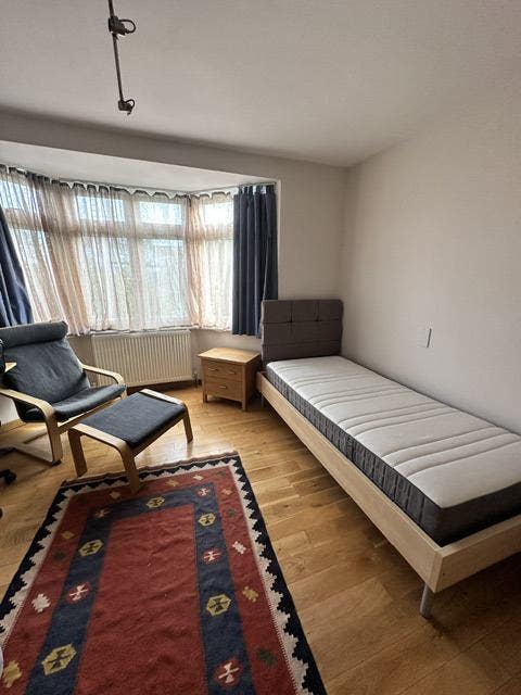 Large, bright room for a single person Main Photo