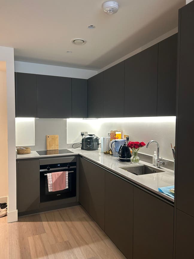 1 Luxury Bedroom - Short-term let on Victoria Line Main Photo