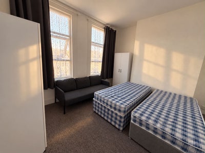 Large double room in quiet area near Stratford  Main Photo