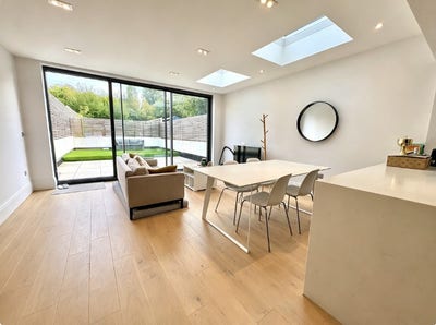 Lovely newly refurbished 3 bedroom apartment Main Photo