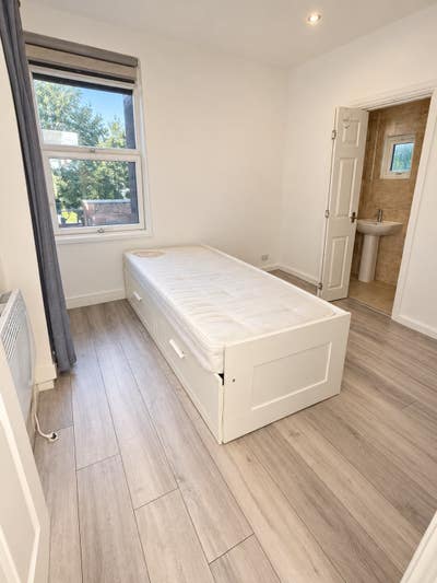 Cosy Studio Apartment | 7 Min Walk to Station Main Photo