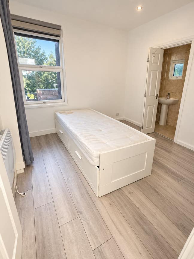 Cosy Studio Apartment | 7 Min Walk to Station Main Photo