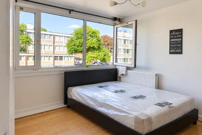 Large Double Room in Roehampton | Couples Welcome  Main Photo