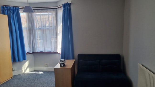 Large room in clean, friendly shared house Watford Main Photo