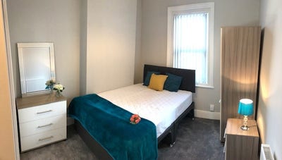 Large, bright Double Ensuite bedroom Stepping Hill Main Photo