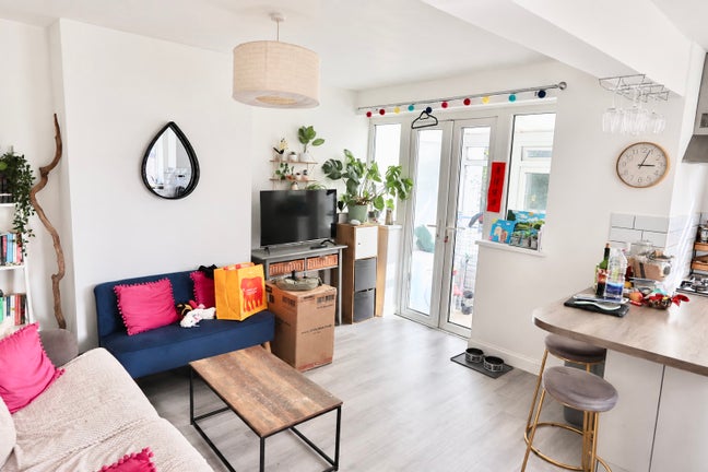 Single, furnished bedroom available in Brislington Main Photo