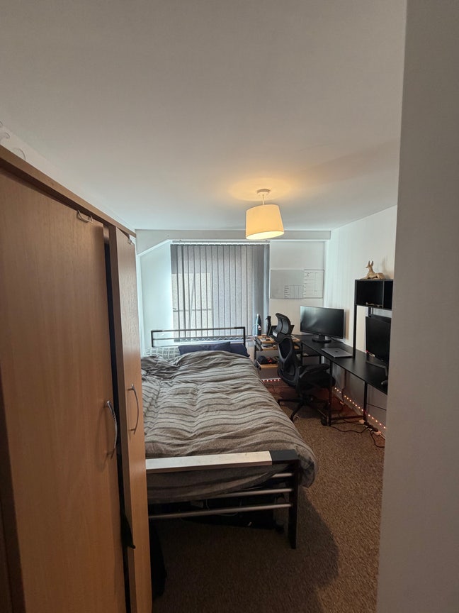 Spacious double room available  Main Photo