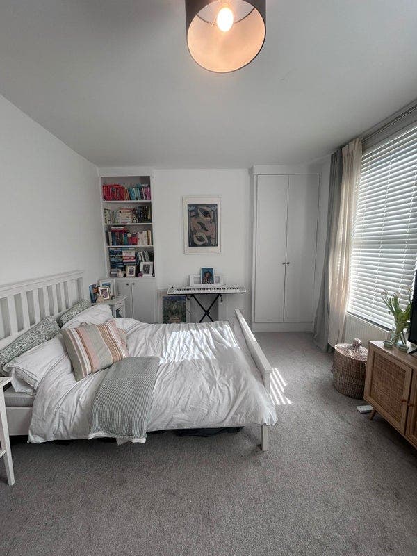 Large, Bright Room Available End of Nov Main Photo