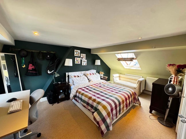 Large Ensuite Room in 2 bed 2 bath flat  Main Photo