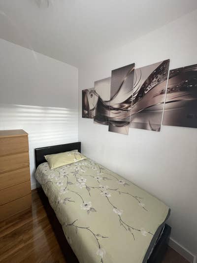 Spacious room in Hainault Main Photo