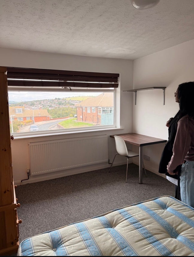 1 double and 1 single room available for student  Main Photo