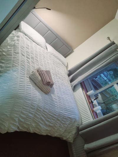 Double bedroom available in a 3 bedroom house Main Photo