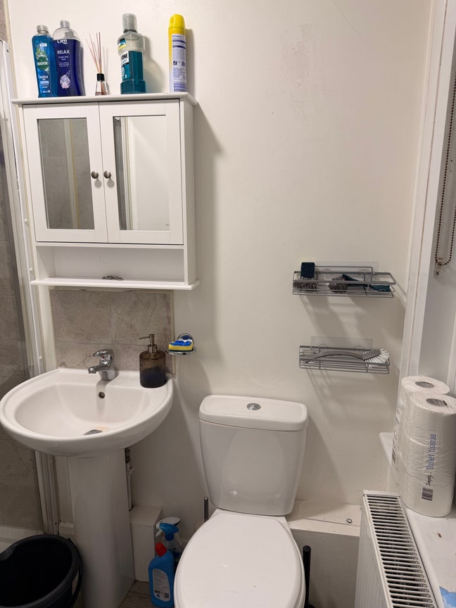 Spacious Furnished Double Room with En-suite  Main Photo