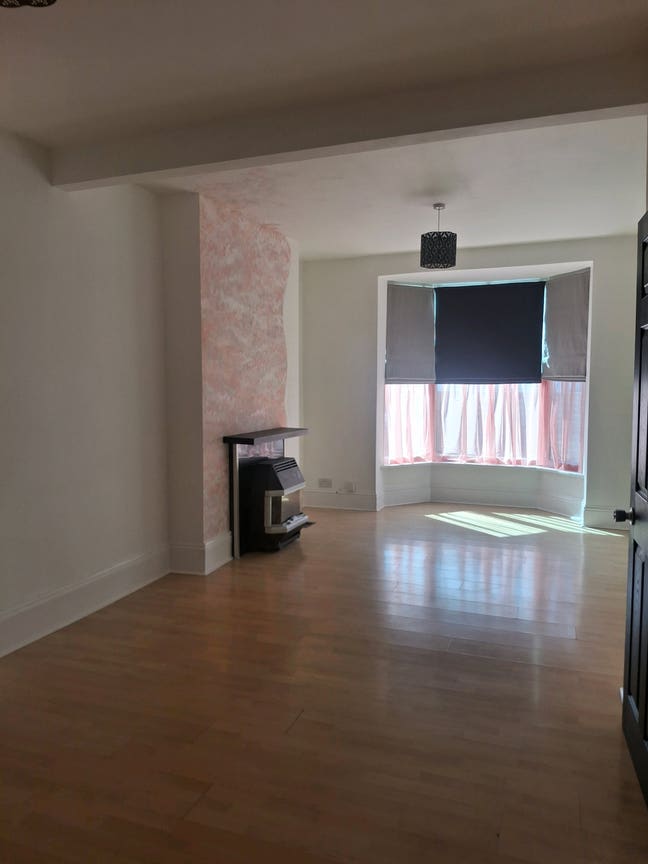 2 Rooms in International Student House Share Main Photo
