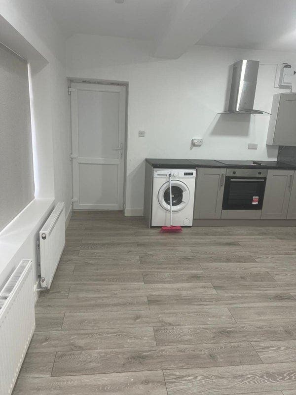 Massive studio Flat with a walk from Grays Statio Main Photo