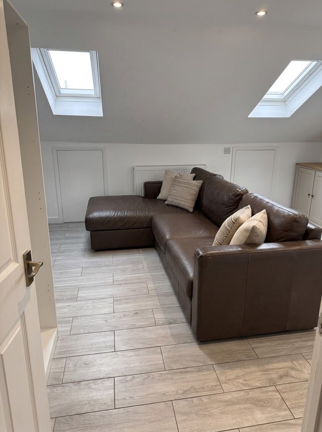 Spacious Furnished Double Room with En-suite  Main Photo