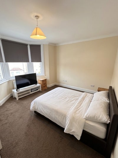 Spacious Furnished Double Room with En-suite  Main Photo