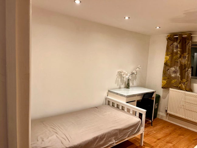 Single Room fully furnished Inc all Bills  Main Photo