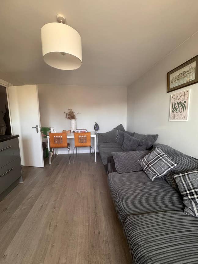 2 Bed Upstairs Flat - Gas and Council Tax Inc Main Photo