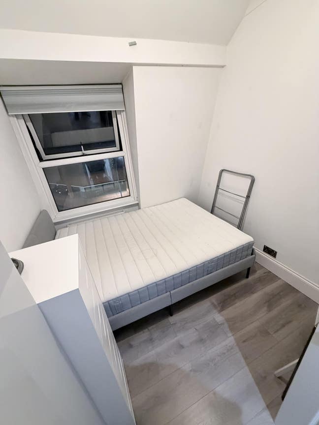 Tidy room Shepherds Bush furnished with all bills Main Photo