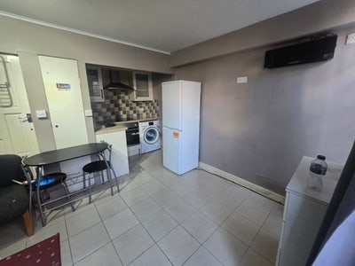 Self-Contained Furnished Studio in Thamesmead Main Photo