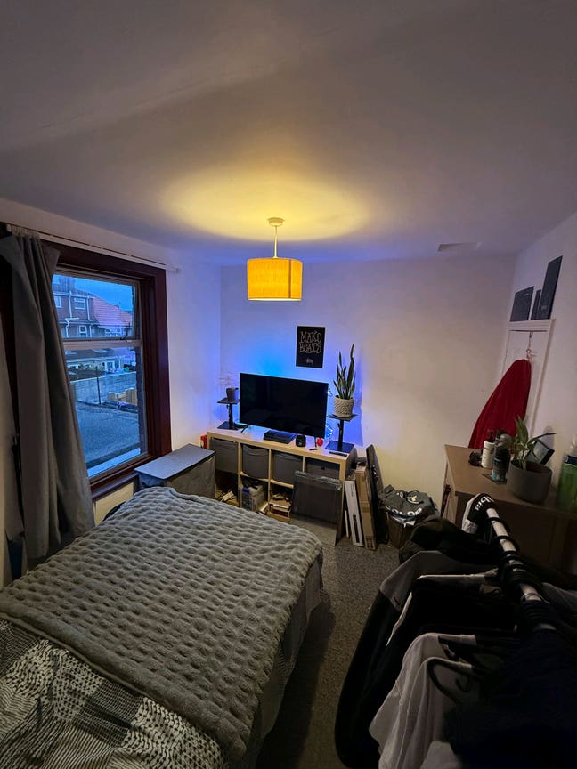 Double Room in Relaxed BS4 Home – Garden & 2 Bath Main Photo