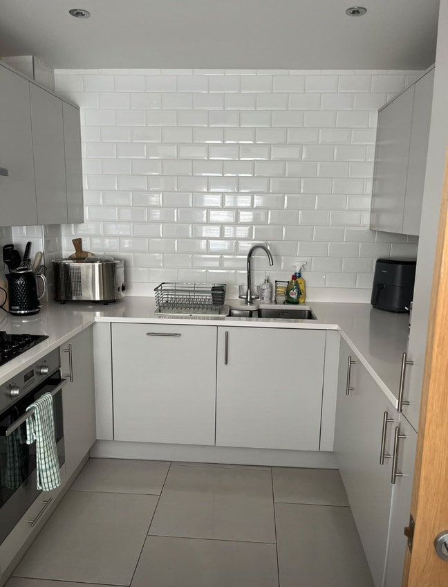  1 Fully furnished en-suite large bedroom & desk Main Photo